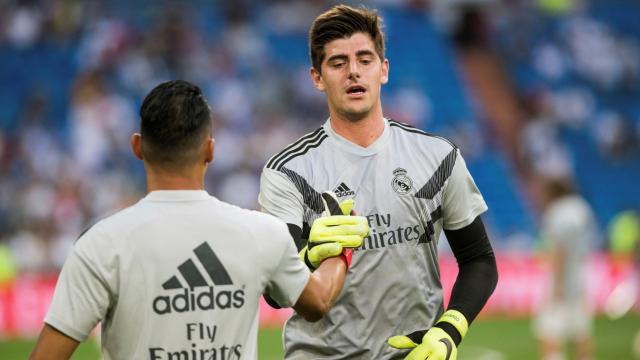 Courtois y Keylor Navas calientan en el Santiago Bernabéu