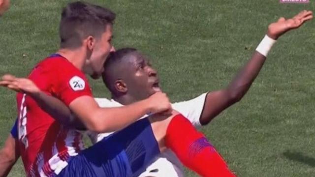 Un jugador del Atleti muerde a Vinicius y el árbitro saca amarilla a los dos