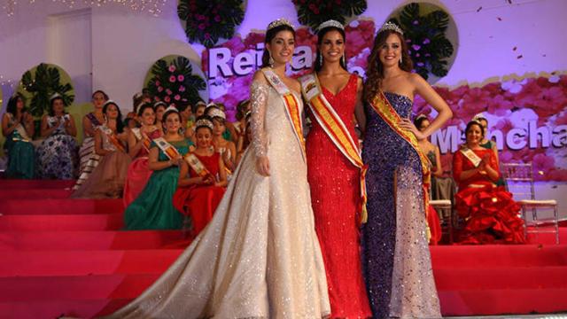 La ganadora junto a las Damas de Honor.