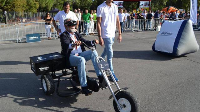 FOTO: Jaime Ramos, probando el 5G de Telefónica.