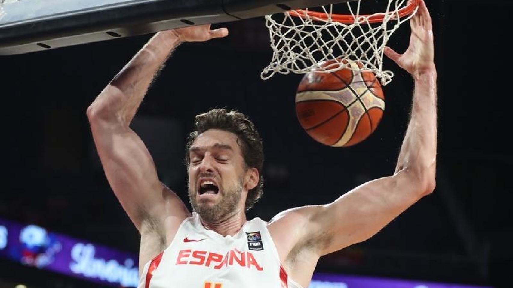 Pau Gasol haciendo un mate