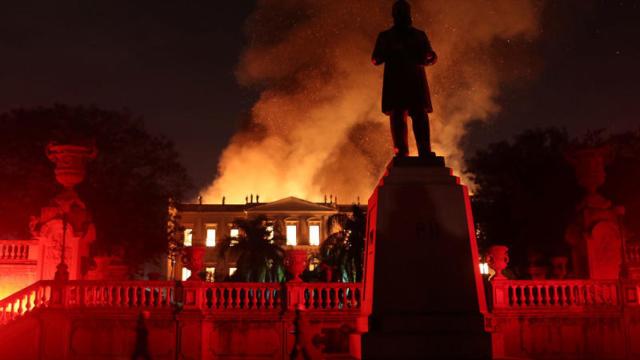 Bomberos intentan extinguir un incendio en el Museo Nacional de Brasil en Río de Janeiro, Brasil.