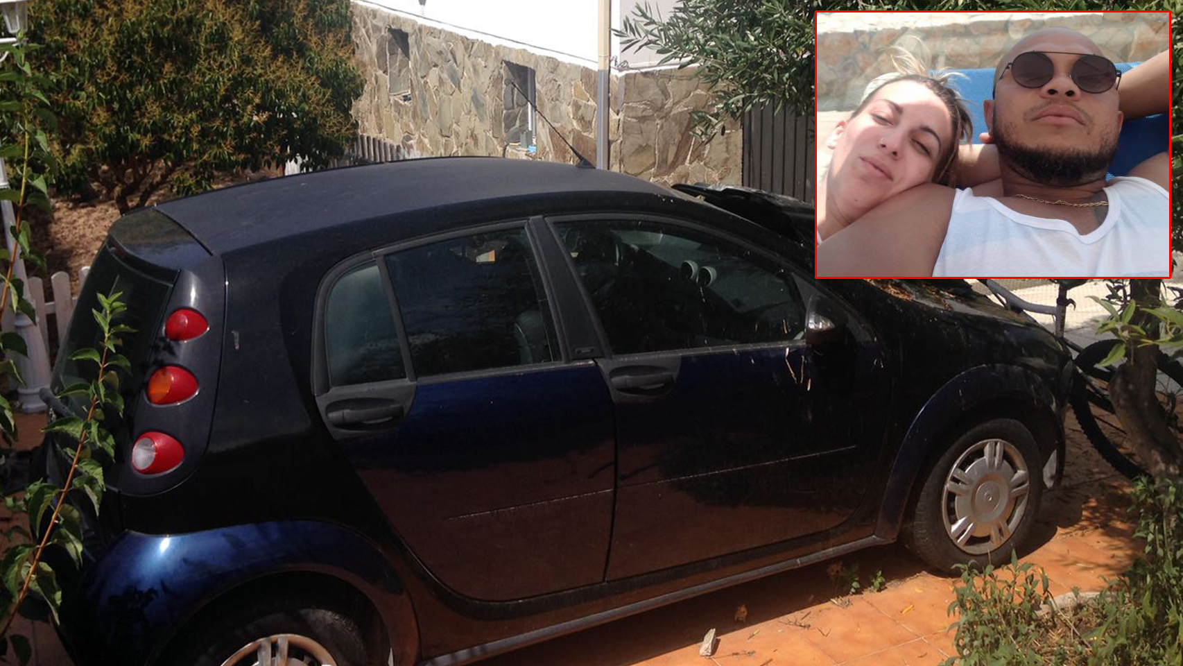 Uno de los coches de la pareja, en el patio de la casa que compartían en El Casar.