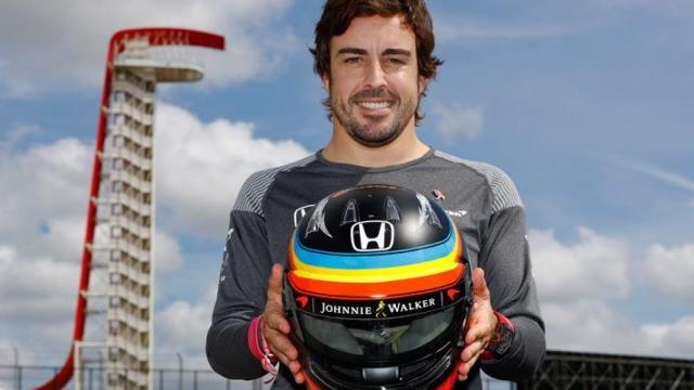 Fernando Alonso con su casco en McLaren Honda