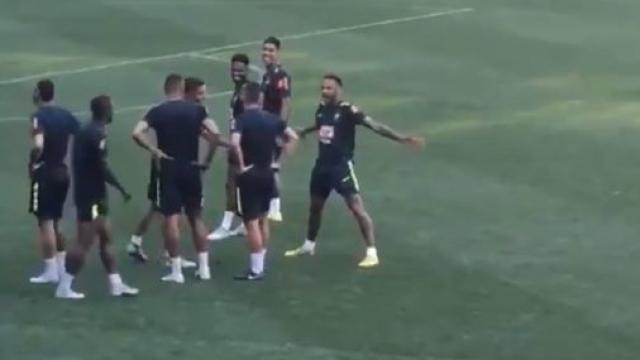 Neymar celebra un gol a lo Cristiano Ronaldo