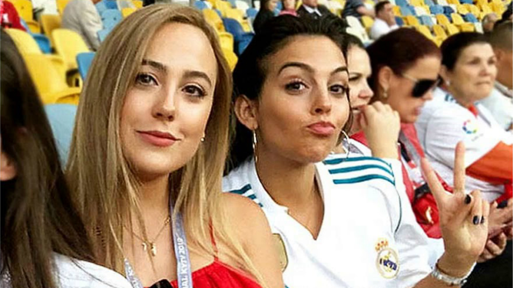 Ivana junto a su hermana, Georgina.