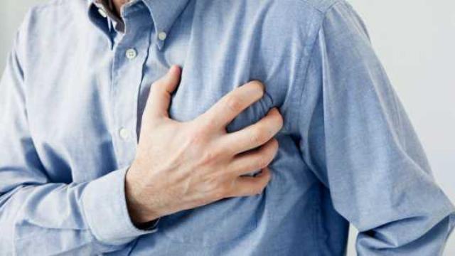 Un hombre se echa la mano al corazón tras un infarto.