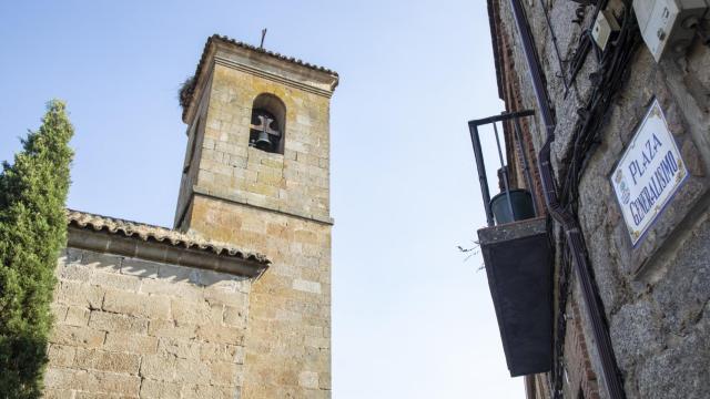 Ayuntamiento de Cervera de los Montes, con la Plaza del Generalísimo.