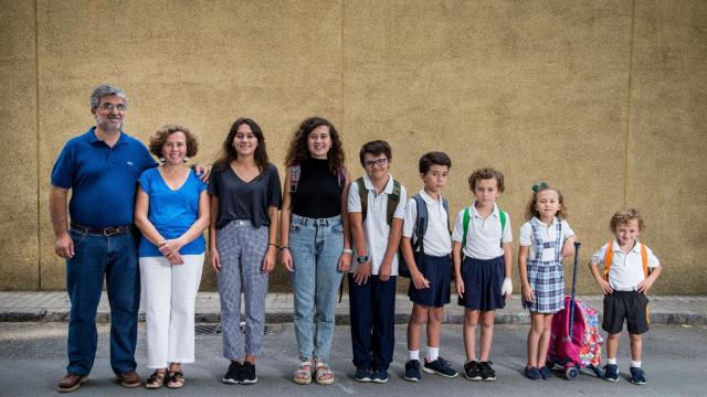 De izquierda a derecha Borja Grosso y Ángela de la Lama junto a sus hijos Belén, Paz, Borja, Juan, Pepe, Ángela y Pablo.