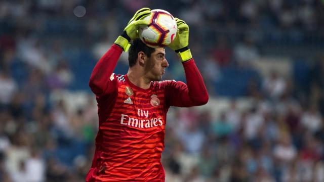 Courtois defendiendo la portería del Real Madrid.
