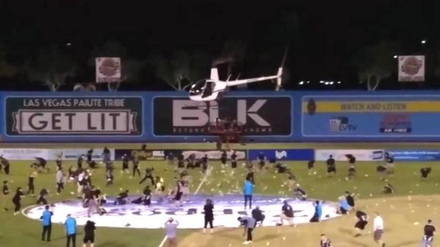 Un helicóptero lanza dinero a los aficionados.  Foto: Twitter (@lvlightsfc)
