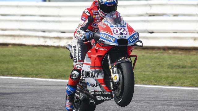 Andrea Dovizioso levanta la rueda delantera de su GP18 tras imponerse en Misano.