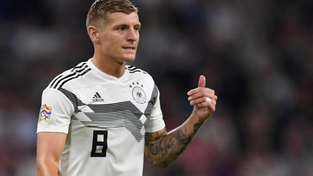 Toni Kroos disputando el partido contra Francia en la UEFA Nations League