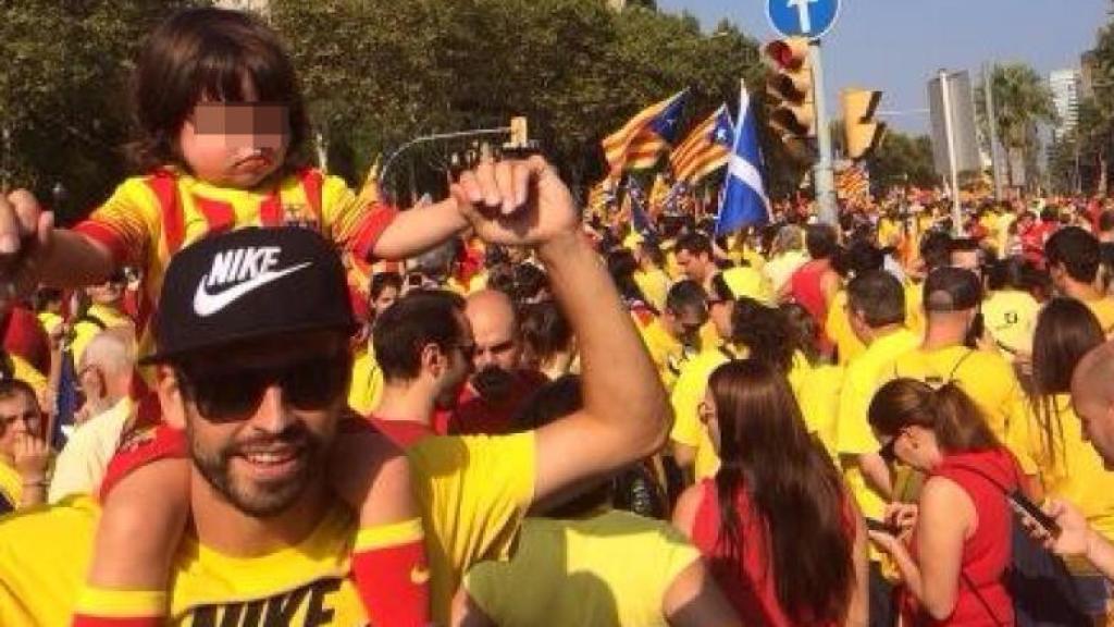 Piqué y su hijo Milan en la Diada de Cataluña.
