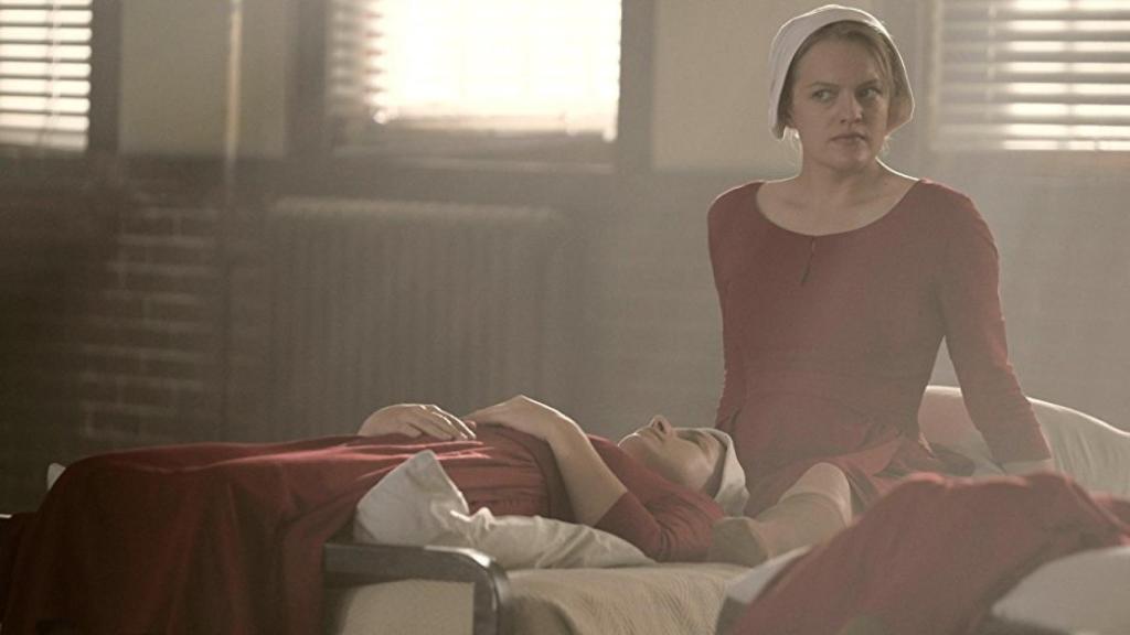 Elizabeth Moss, productora de El cuento de la criada, aprueba cada escena en la que aparece.