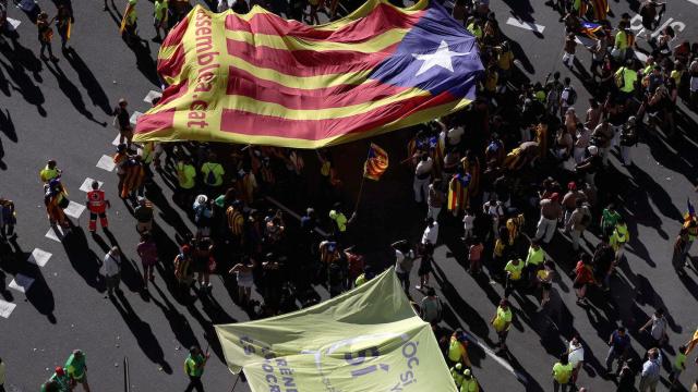 Manifestantes en la Diada despliegan una bandera catalana independentista en 2017. /Efe