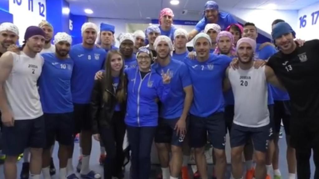 Blanca Poza, junto a su hija y toda la plantilla del Leganés. Foto: cdleganes.com
