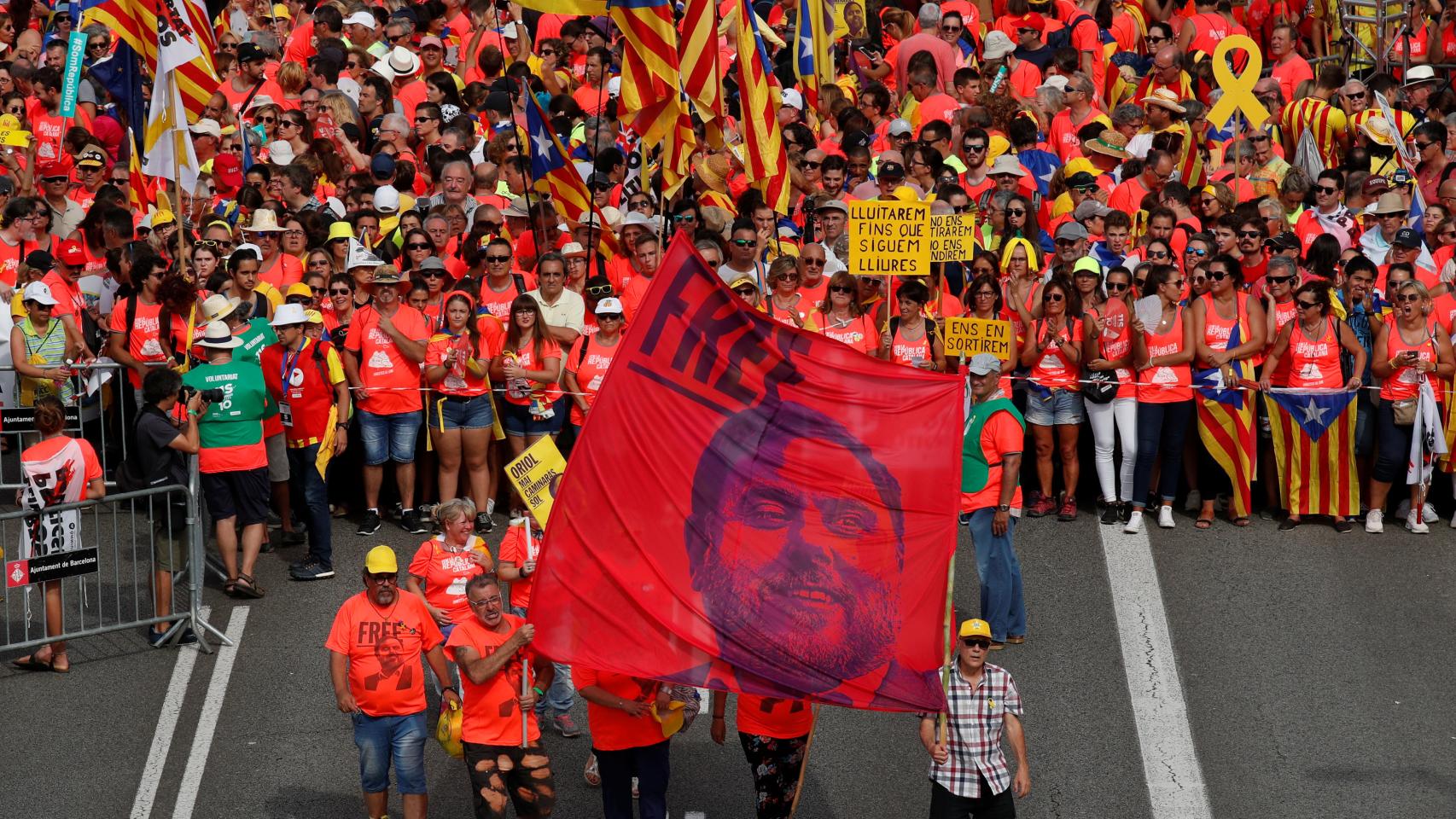 Varias personas sosteniendo un cartel del exvicepresidente Oriol Junqueras.