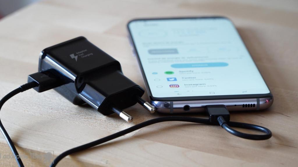 Un móvil conectado a un cargador