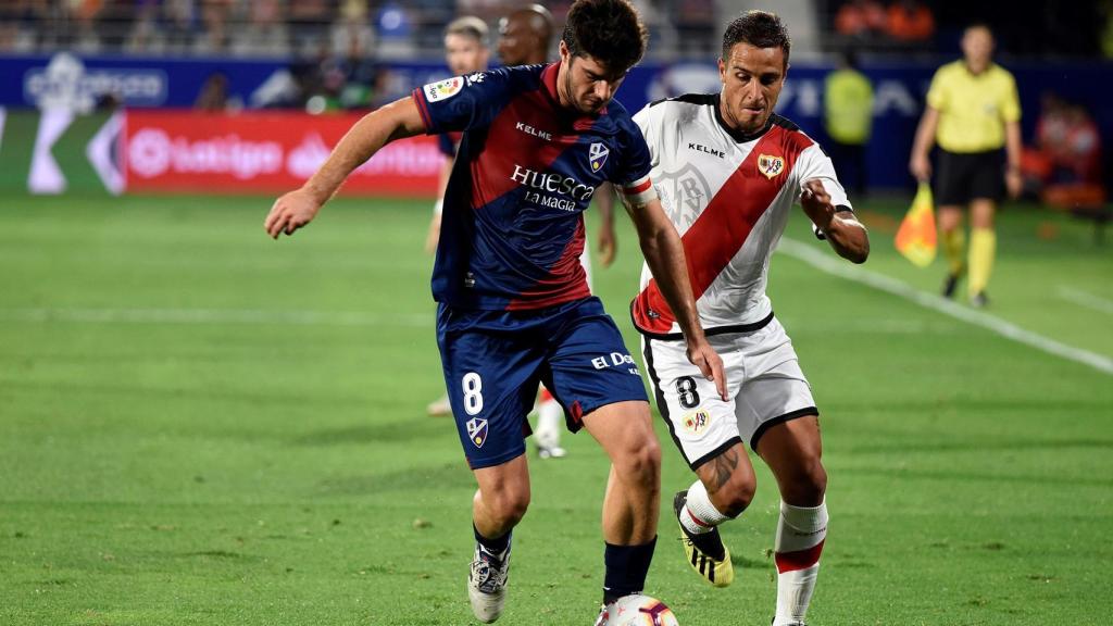 Melero y Oscar Guido pelean por un balón