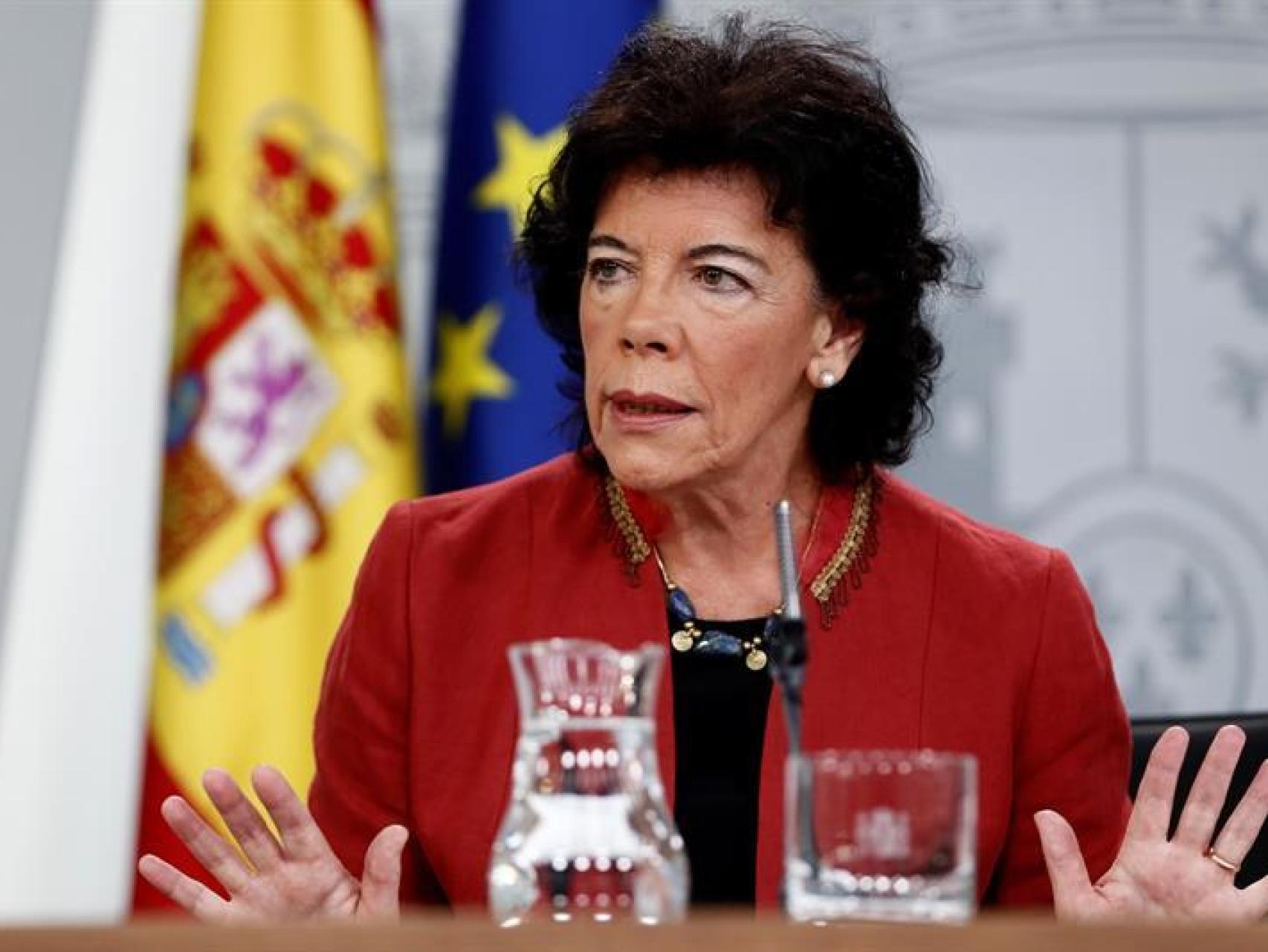 La portavoz del Gobierno, Isabel Celaá, durante su rueda de prensa de ayer sábado.