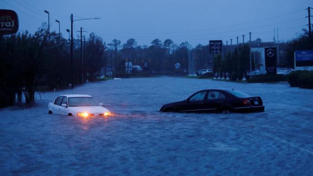 Vehículos abandonados medio sumergidos por las inundaciones en Carolina del Norte.
