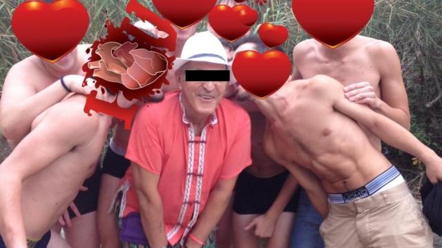 Gerardo, acompañado de algunos jóvenes en Buñol.