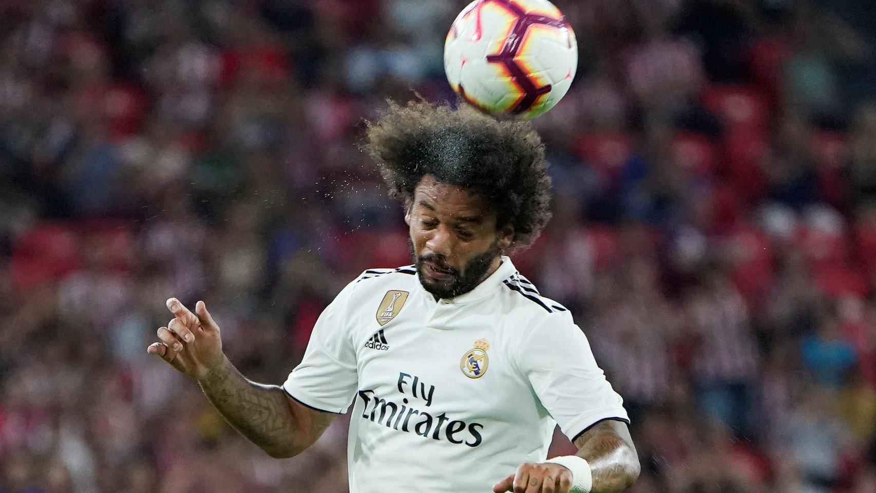 Marcelo remata un balón con la cabez