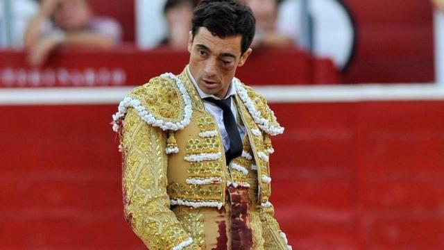 Paco Ureña, con el ojo totalmente cerrado por la cornada, camina hacia el toro, en Albacete.