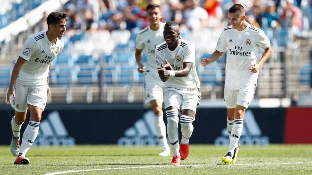 Vinicius celebrando el tercero del Castilla