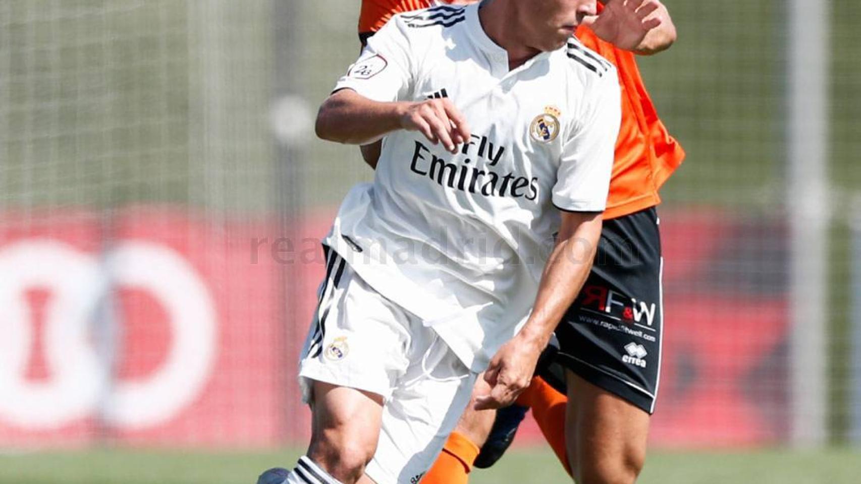 Alberto supera a un rival