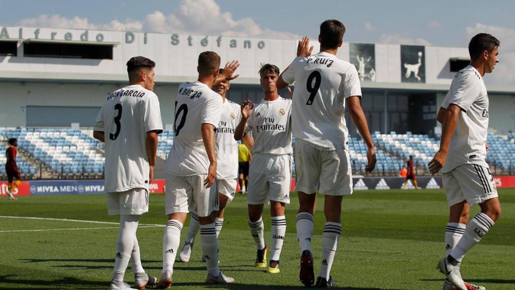 Los futbolistas felicitan a Pedro