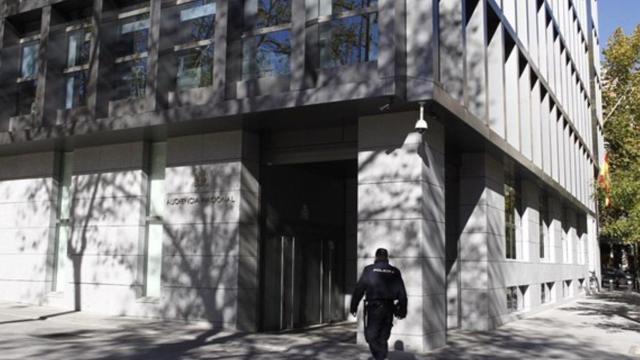 Un policía entra en la Audiencia Nacional.