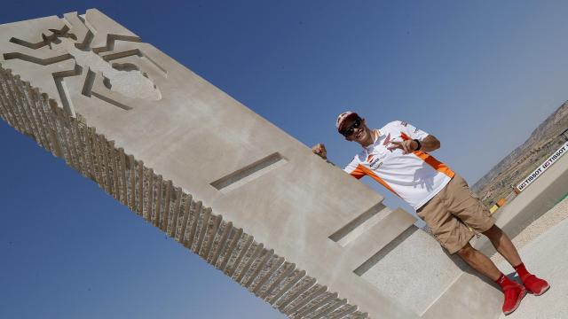 Marc Márquez, junto al monolito de piedra en su honor en la curva 10 de MotorLand.