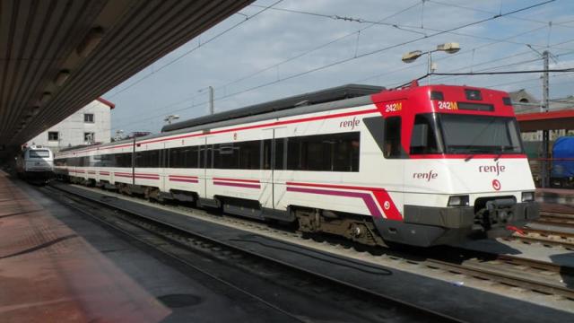 Todavía se desconoce la identidad del hombre y el motivo por el que iba por las vías.