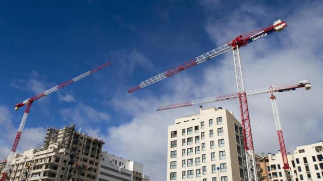 Grúas trabajando en Madrid, en una imagen de archivo.