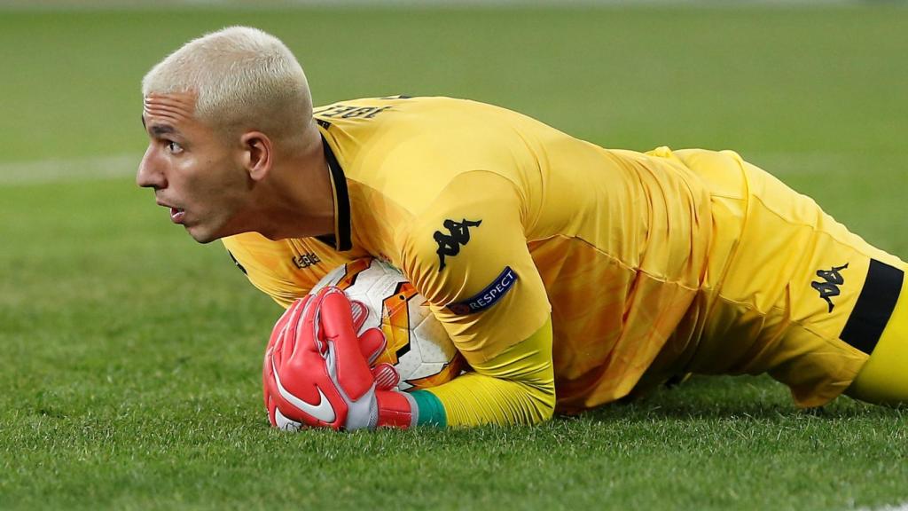 Joel Robles atrapa el balón en el Olympiacos - Betis