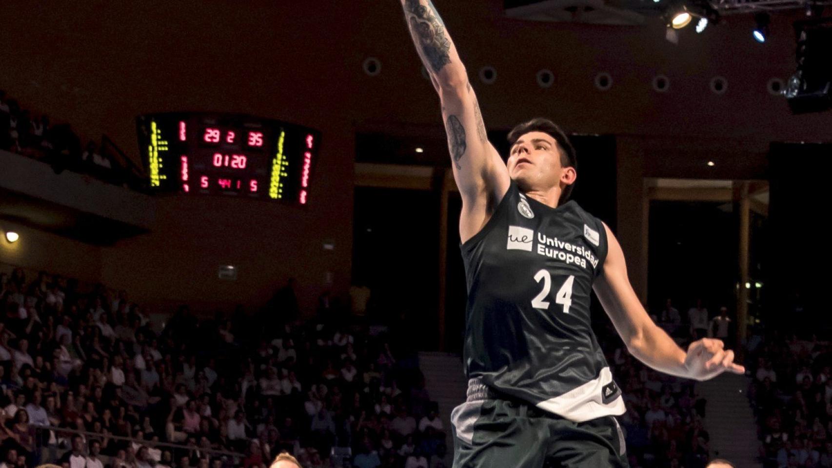 Deck realizando una bandeja frente a Obradoiro