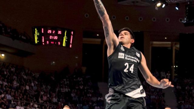 Deck realizando una bandeja frente a Obradoiro