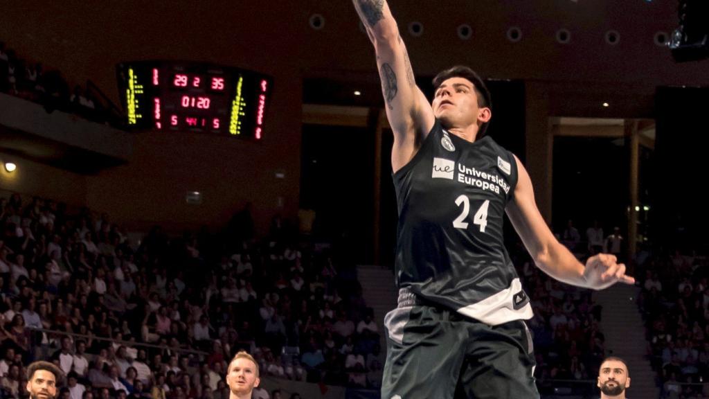 Deck realizando una bandeja frente a Obradoiro