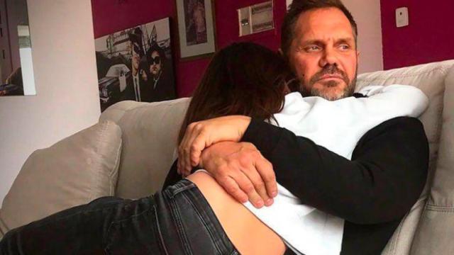 Nacho Vidal abraza a su hija Violeta.