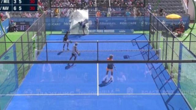 Paquito Navarro sufre un accidente en la pista de pádel. Twitter: @BochniaRodolfo