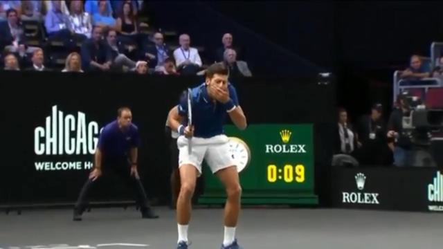 La divertida reacción de Djokovic tras su pelotazo a Federer en la Laver Cup