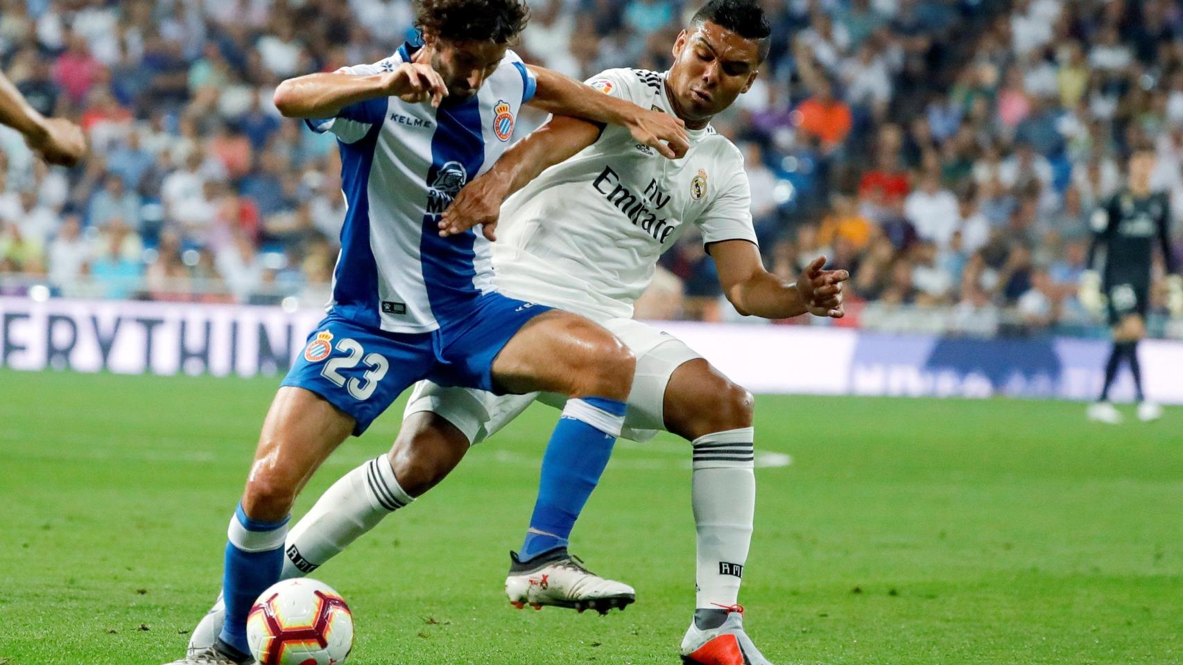 Casemiro defiende un balón ante Parejo