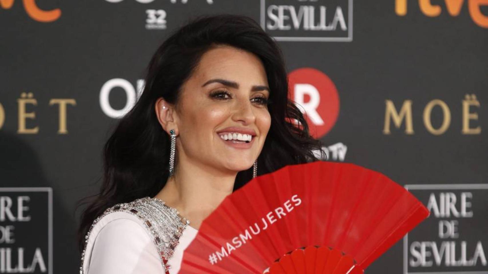Penélope Cruz luce el abanico de Más Mujeres en los pasados Goya.