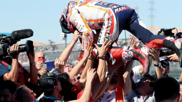 Márquez, en el parque cerrado de MotorLand, celebra la victoria con su equipo.