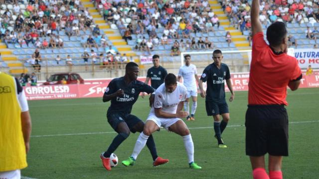Vinicius dribla a un jugador de la Cultural. Foto: Twitter (@CyDLeonesa)