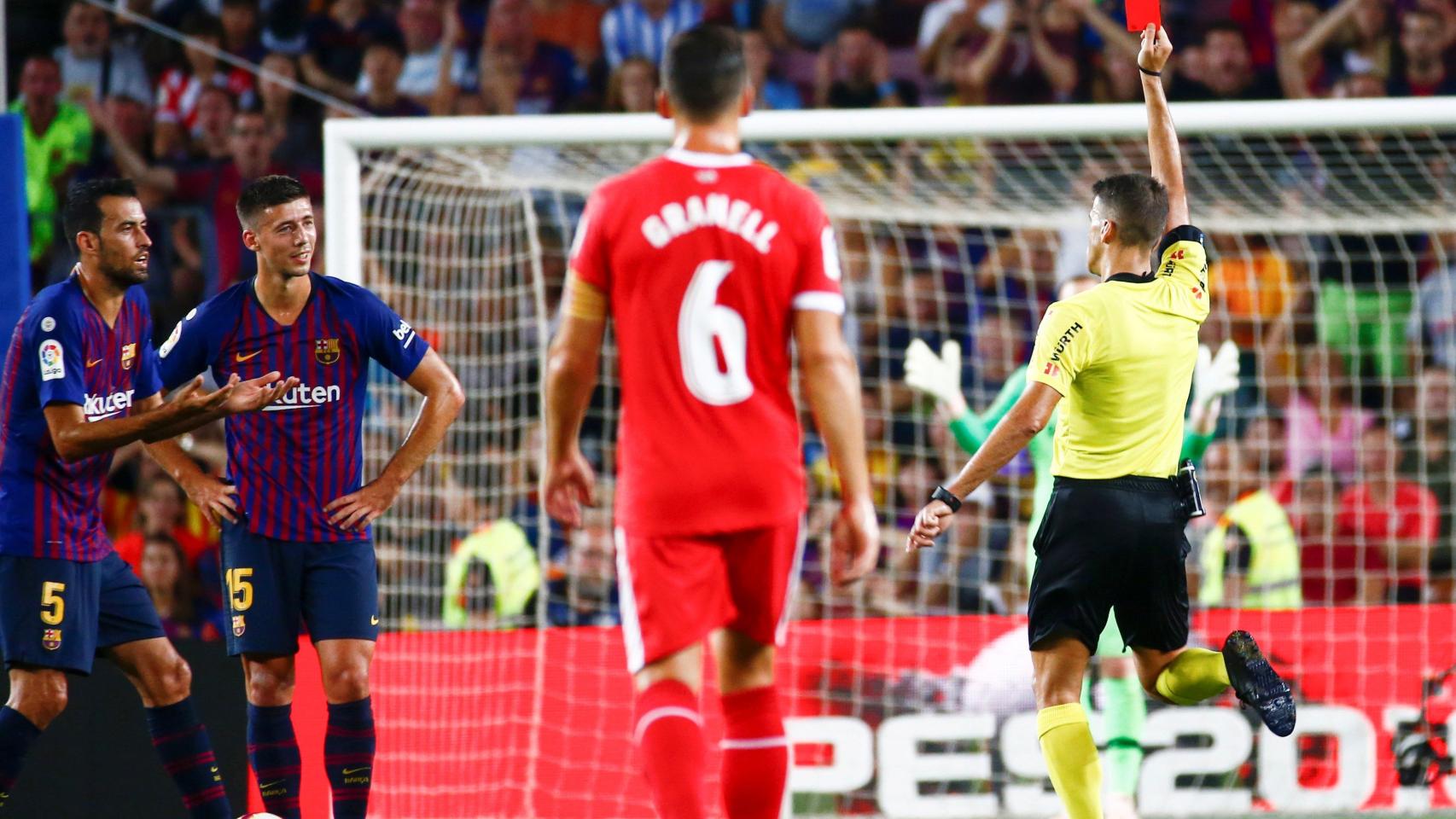Momento en el que Gil Manzano expulsa a Lenglet en el Barcelona - Girona