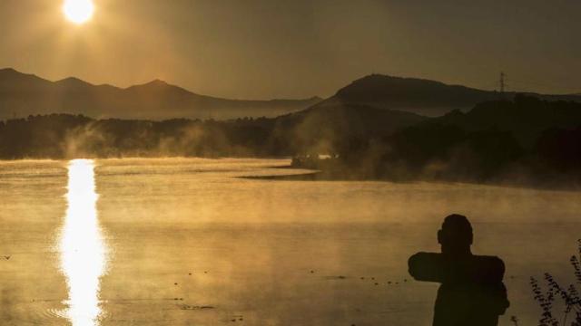 El primer sol de otoño asoma sobre el embalse de Ullibarri-Ganboa, en la localidad alavesa de nanclares de Gamboa.