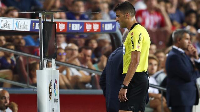 Gil Manzano observa el VAR durante el Barcelona - Girona